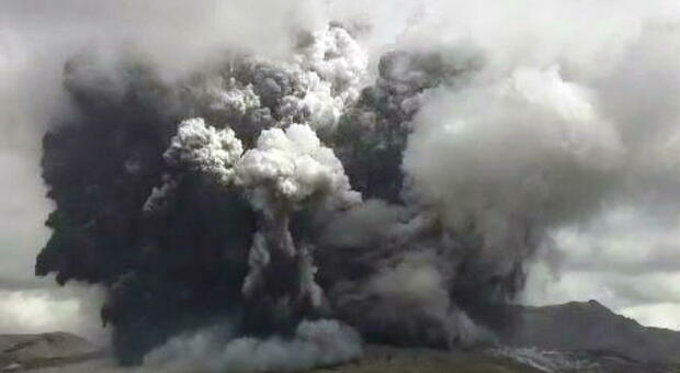 Giappone, eruzione sul Monte Aso: è il più grande vulcano attivo del Paese