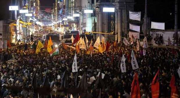Ankara, due kamikaze fanno strage al corteo pacifista: "Almeno 128 morti"