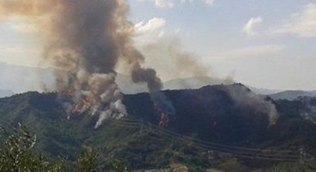 Gli incendi sui monti di Ascoli dopo la tragedia dei Tornado