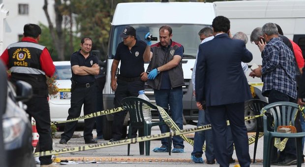 Turchia, si lancia con un coltello all'ingresso dell'ambasciata israeliana: ferito dagli agenti