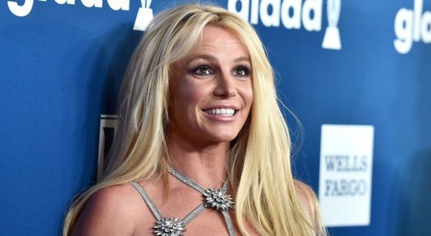 Britney Spears dimentica dove si trova durante il concerto, la gaffe diventa virale