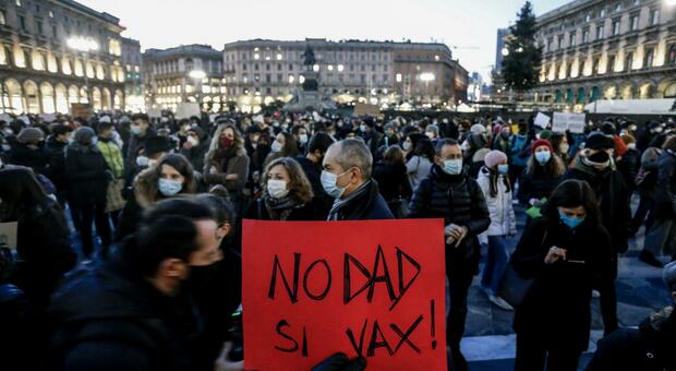 Scuola, a Milano studenti e genitori protestano in piazza Duomo: «Basta dad e basta scuse»