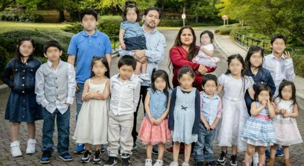 Famiglia da record, 16 figli accomunati dall'iniziale del nome: «Non escludiamo di farne altri»
