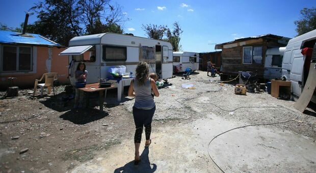 Spari tra famiglie rom in un parcheggio sulla via Pontina dopo un violento litigio: indaga la polizia