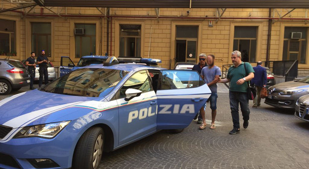 Roma, la polizia segue un uomo su una moto rubata e scopre una coltivazione di marijuana: due arresti