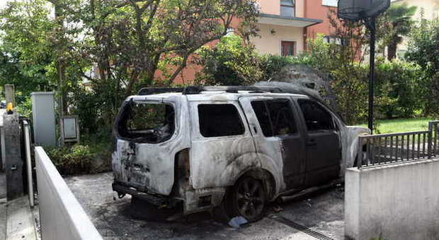 Bruciata l'auto del farmacista: le telecamere riprendono tutto