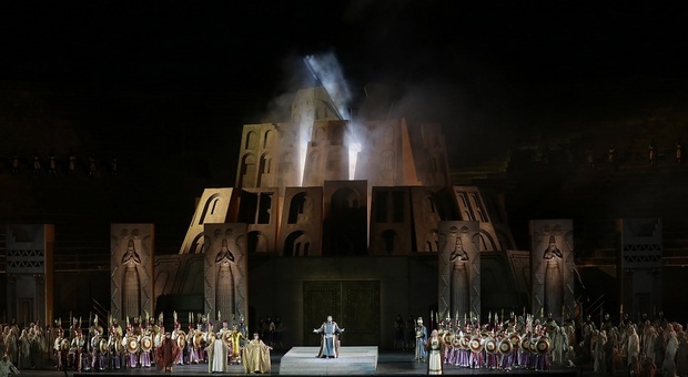 Il Nabucco storico con la regia di De Bosio, in scena a Verona il 15 e il 28 liglio e il 3 e il 17 agosto