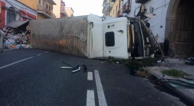 Paura nel Napoletano, si ribalta camion rifiuti: feriti e traffico in tilt
