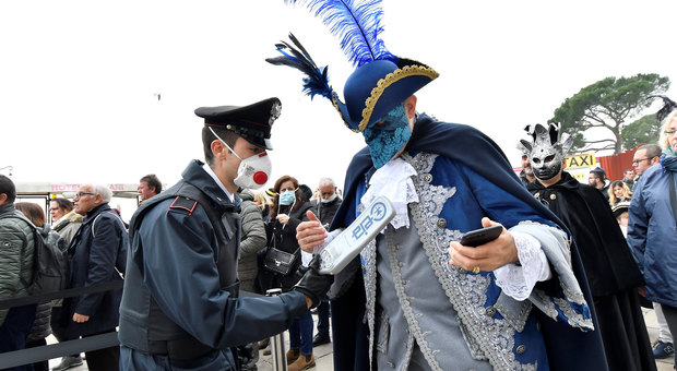I controlli delle forze dell’ordine con le mascherine durante l’ultima domenica di Carnevale
