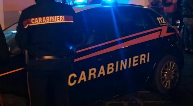 Spacca tutto in casa e sale sul tetto nudo per suicidarsi: salvato dai carabinieri