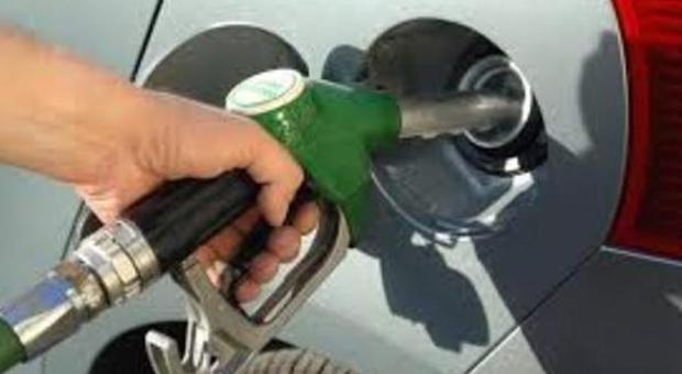 Carburanti, continua la flessione dei prezzi ai distributori