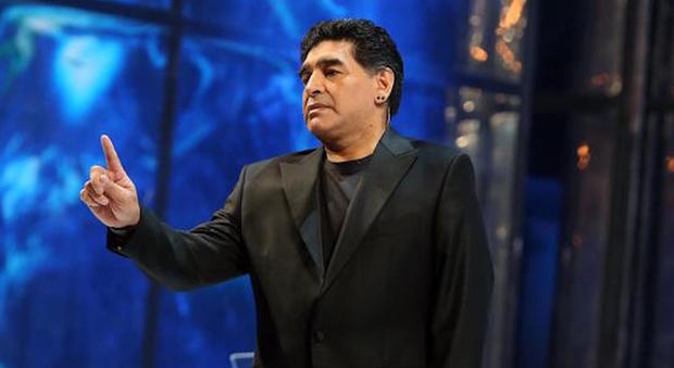 Maradona: "Amo Sarri, tecnico umile. Rimpianti? Il terzo scudetto a Napoli"