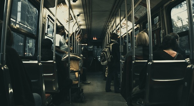 Virus e batteri su autobus e metropolitana, sos di Telefono Blu: «Utenti a rischio a Napoli»