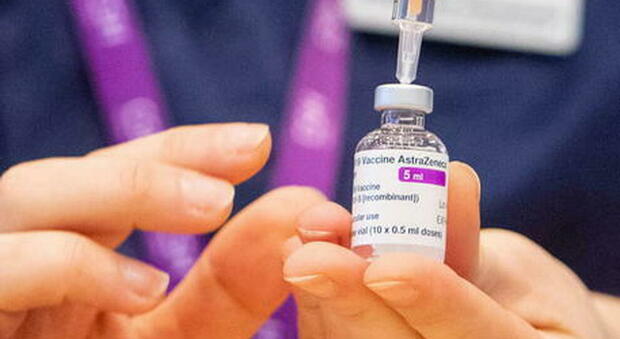Vaccino AstraZeneca verso la somministrazione agli over 65: domani riunione del Cts dell'Aifa