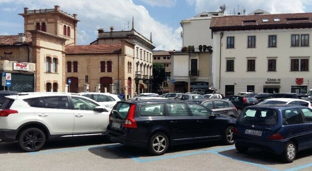 Auto parcheggiate in piazza Piloni a Belluno