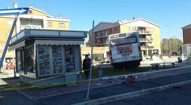 Roma, tragedia sfiorata. Bus perde il controllo e finisce in un parco giochi: 5 feriti