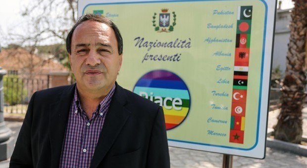 Riace, Lucano resta in Calabria: «Grazie Napoli, ma non posso»