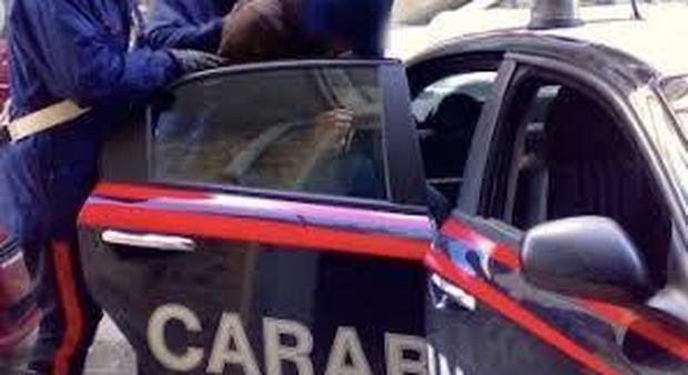 Rieti, ubriaco danneggia centro commerciale e manda carabiniere in ospedale