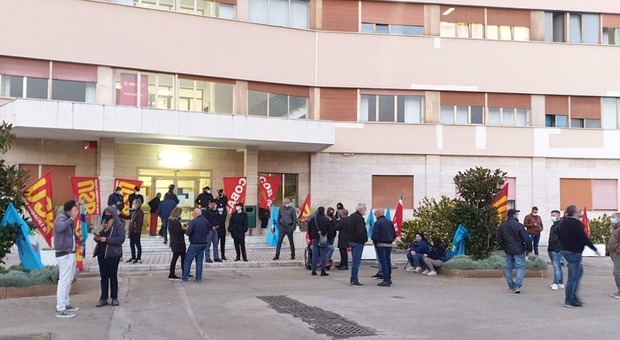 Una manifestazione sindacale davanti alla direzione generale dell'Asl di Lecce