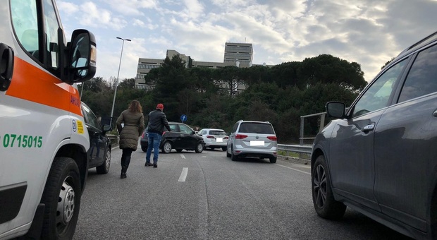 Ancona, perde il controllo dell'auto vicino all'Università: paura per una giovane 23enne