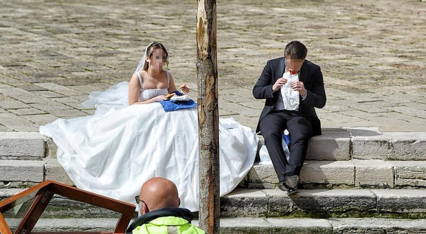 Si sposano a Venezia, poi moglie e marito si siedono sulla fondamenta e si mangiano un panino: la storia incredibile