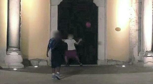 Ragazzini giocano a pallone sulla porta della chiesa di Santa Sofia, patrimonio Unesco