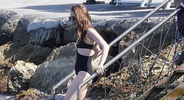 Lily Collins, bagno a Ischia Ponte