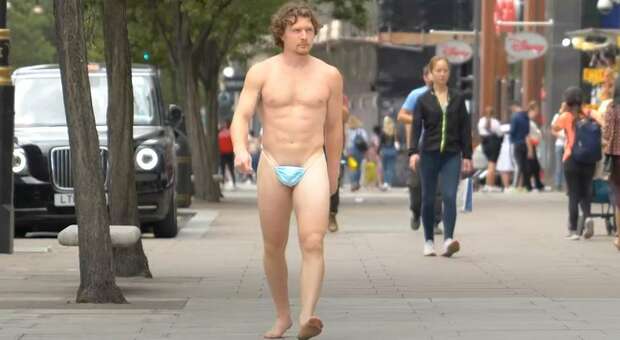 Uomo nudo in Oxford Street: indossa solo una mascherina...inguinale