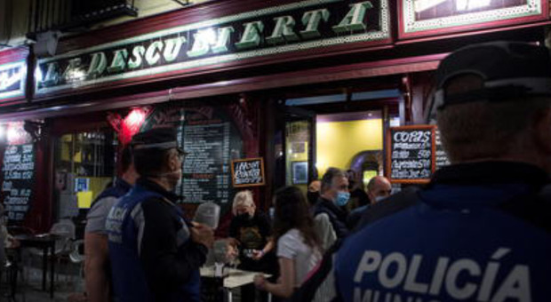 Spagna, coprifuoco finito: nelle piazze (da Madrid a Barcellona) si scatena la festa