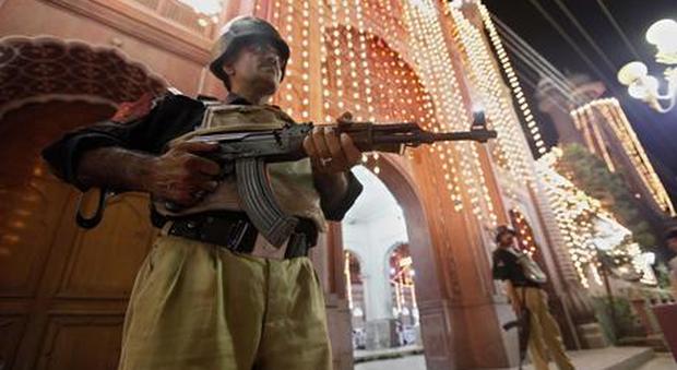 Pakistan, kamizake si fa esplodere in una moschea: almeno 16 morti