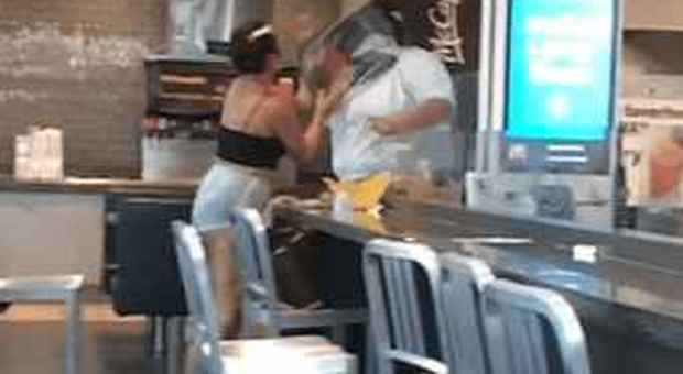 McDonald's choc, dipendente aggredisce a pugni una cliente