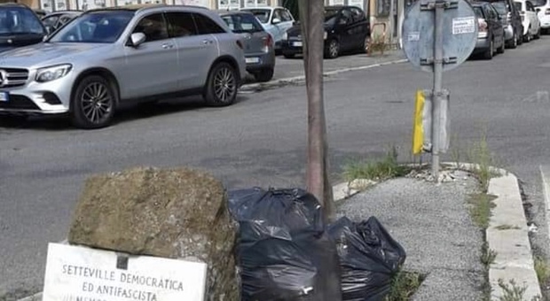 Guidonia, getta rifiuti sul monumento ai caduti donna multata per 600 euro