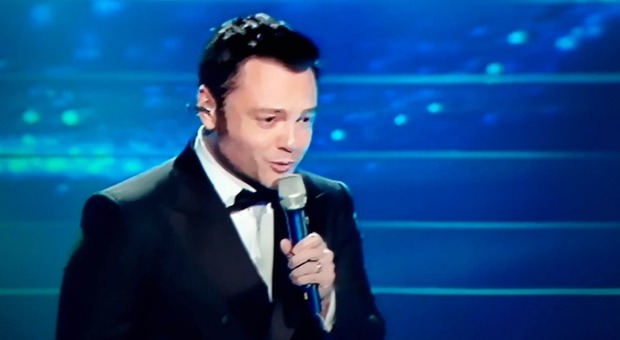 Sanremo 2020, Tiziano Ferro incanta l'Ariston con "Nel blu dipinto di blu". Tripudio sui social: «Ti amiamo»