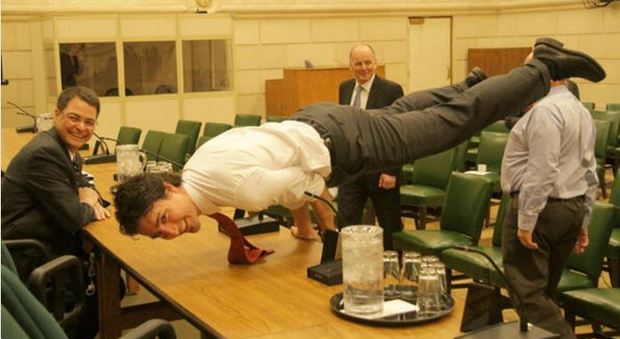 Canada, Justin Trudeau impressiona il web con la posa yogi sul tavolo