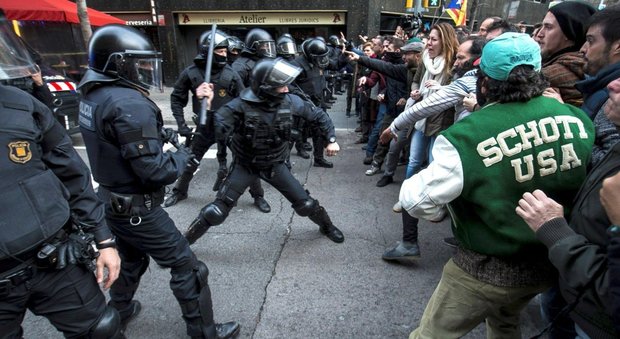 "Liberate Puigdemont": Barcellona in rivolta, scontri in piazza con la polizia