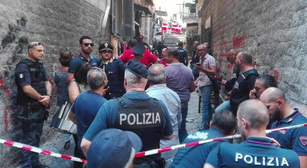 Napoli, arriva l'ufficiale per lo sfratto, esplode la casa: muore una donna, gravi i figli