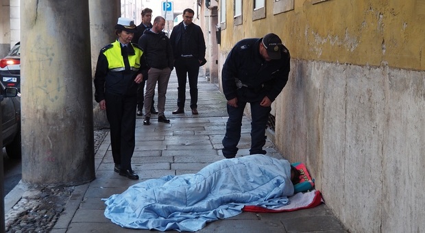 A Vicenza i senzatetto dormono sotto i portici o accanto alle chiese