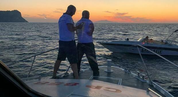 Roma, la polizia soccorre un uomo: era solo in barca e non dava più notizie
