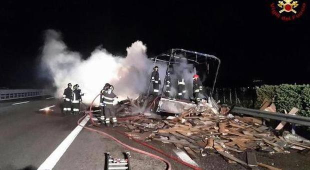 Immagini dell'incidente di ieri sera in A4 (foto vigili del fuoco)