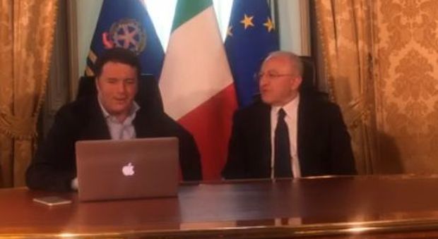 Renzi in diretta Facebook con De Luca per spiegare il Patto per la Campania:«A maggio via le prime ecoballe. Bagnoli, dopo 20 anni c'era dovere d'intervenire»