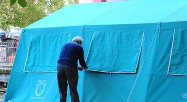 L'allestimento di una tenda a Borbona (foto Emiliano Grillotti - Ansa)