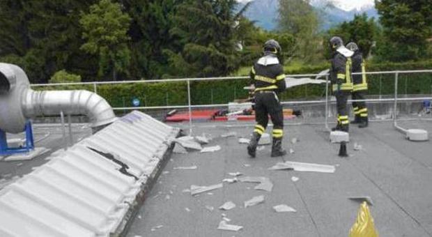 Tromba d’aria si abbatte sul tetto dell'Eurospar: lucernaio a pezzi