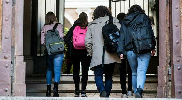 Molestie su studentessa minorenne, professore denunciato: «Decine di messaggi inviati all'alunna»