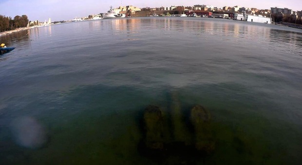 Una delle ancore riemerse nei giorni scorsi nel porto di Brindisi