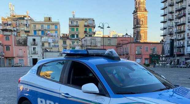 Auto della polizia a Piazza del Carmine