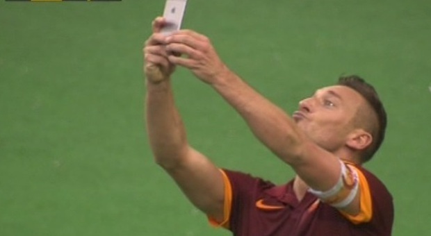 Totti si scatta un selfie dopo il secondo gol