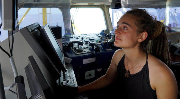 Migranti, Carola Rakete: «Porti aperti e missione Ue di salvataggio. Se serve torno sulla nave»