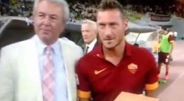 Totti, imbarazzo ad Atene: riceve il premio alla carriera ma lo fa cadere e lo manda in frantumi