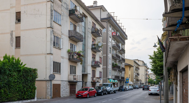 Bimba di 4 anni precipita dal balcone, presa al volo da un passante: è illesa. "Miracolo" a Treviso