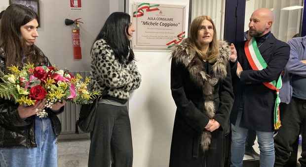 La moglie e le figlie di Michele Caggiano con il sindaco Domenico Barba